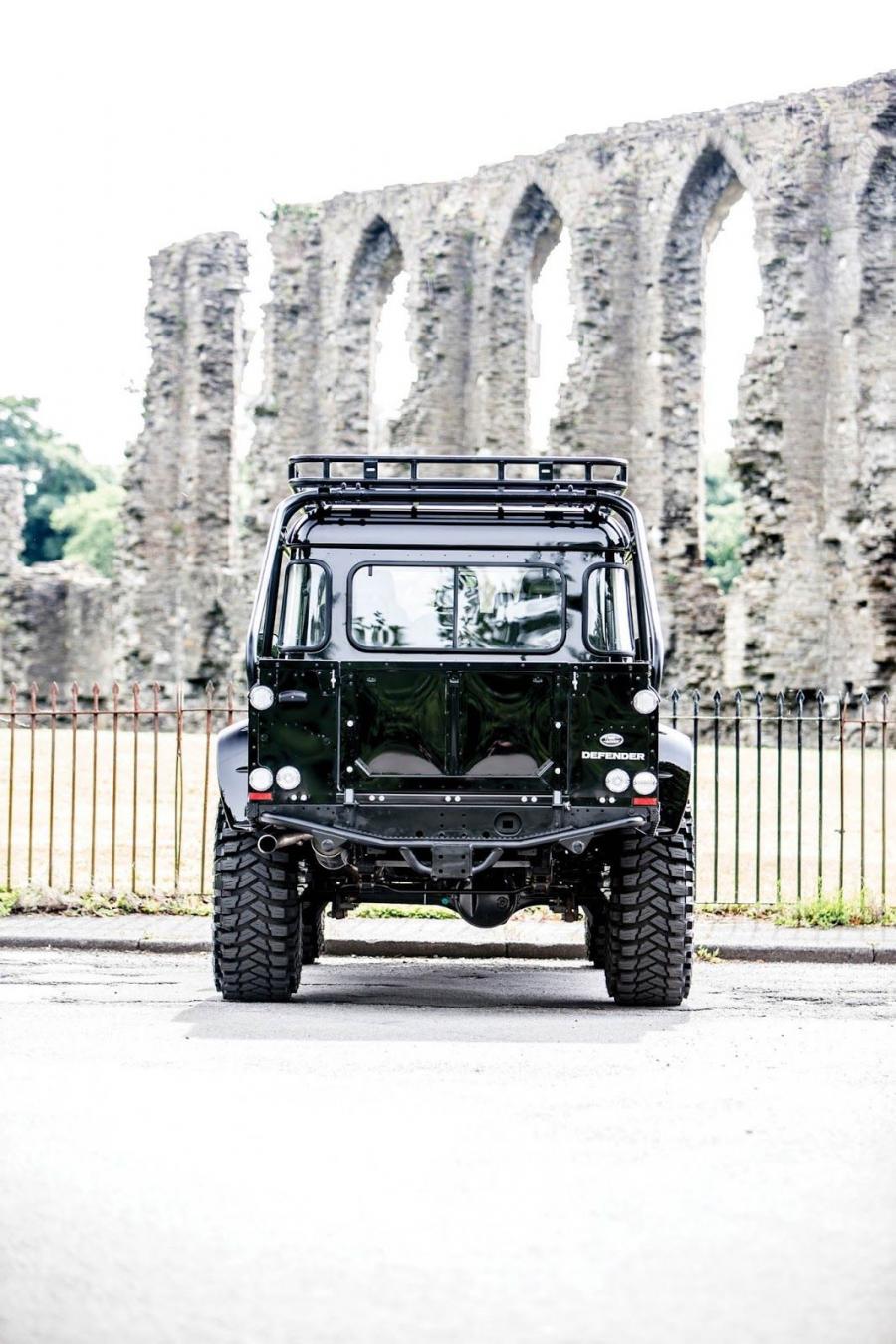  Land Rover Defender 110 James Bond Villain 2017 года  (фото 3 из 21)